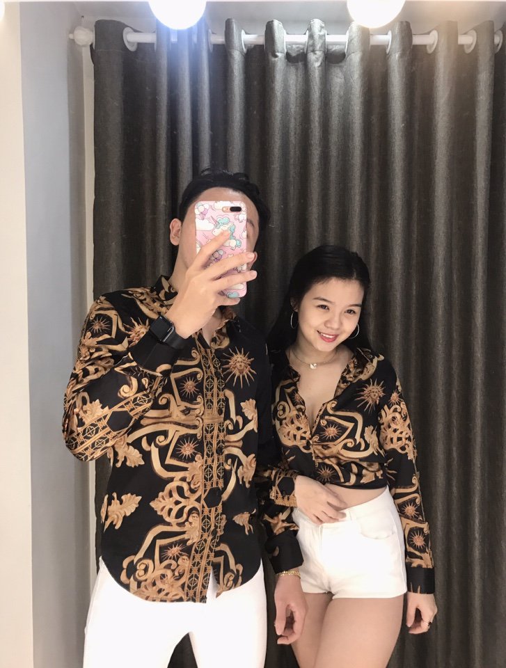 Phối đồ xinh lạ lùng với áo sơ mi và áo thun cặp đôi